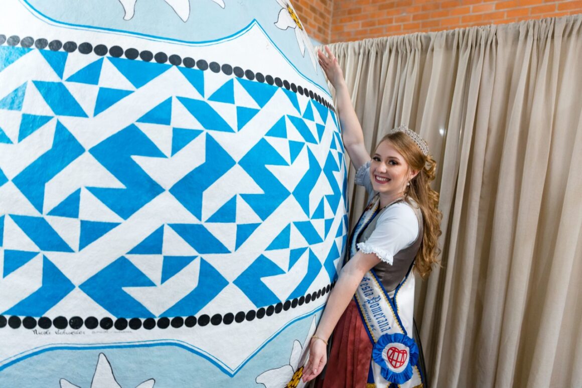 Princesa da 38ª Festa Pomerana pintou um dos ovos da Eier Parade em Pomerode