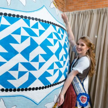 Princesa da 38ª Festa Pomerana pintou um dos ovos da Eier Parade em Pomerode