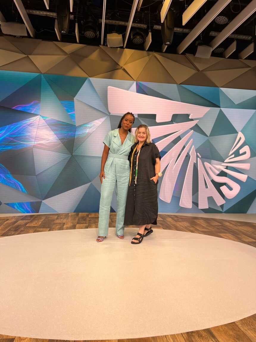 Modista catarinense, Claire Juliani, visita a rede Globo