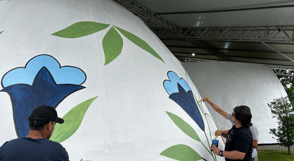 15ª Osterfest: ovo de 16 metros de altura começa a ser pintado em Pomerode