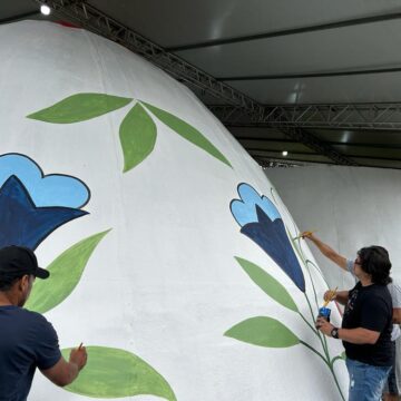 15ª Osterfest: ovo de 16 metros de altura começa a ser pintado em Pomerode