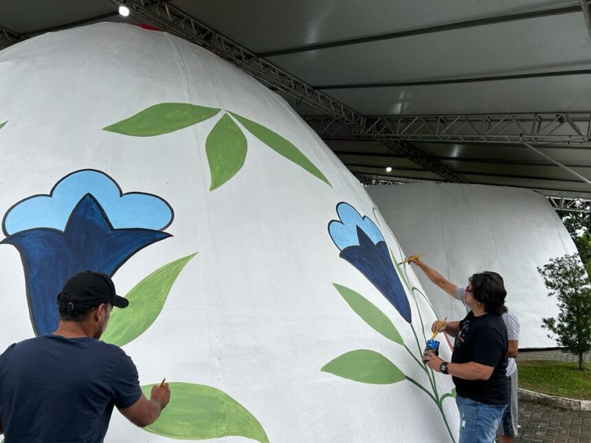 15ª Osterfest: ovo de 16 metros de altura começa a ser pintado em Pomerode