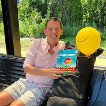Escritor lança dois livros infantis em SC após sucesso na Europa e América do Norte