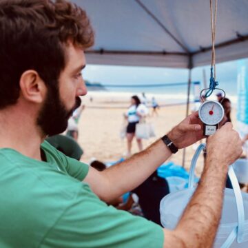 Ação promove limpeza da Praia Brava em Itajaí neste sábado, 11