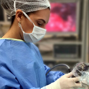 Mulheres que Inspiram: Danielle de Lara é pioneira na neurocirurgia catarinense