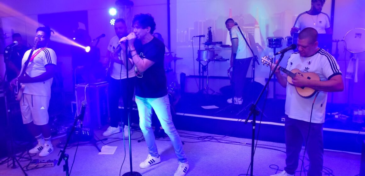 Aero Samba com Daniel Santiago agitou o Hangar 150, em Porto Belo