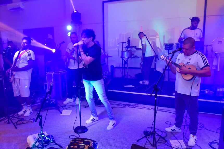 Aero Samba com Daniel Santiago agitou o Hangar 150, em Porto Belo