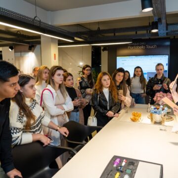 Futuros arquitetos visitam loja no Casahall Design District