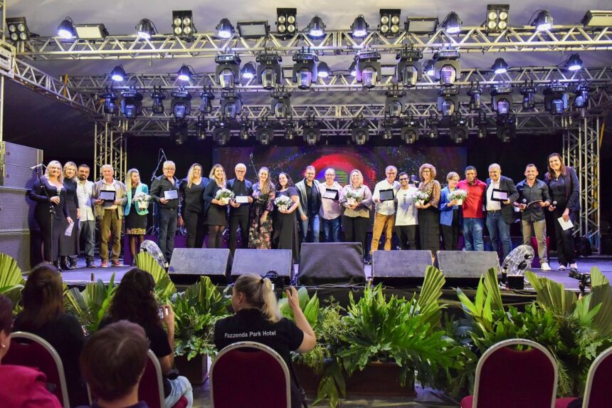 Fazzenda Park Resort celebra 25 anos com noite de comemoração memorável