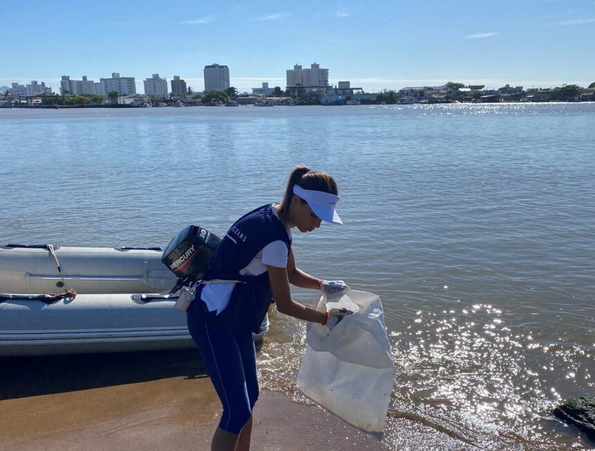 Marina Itajaí promove mutirão de limpeza da Baía Afonso Wippel