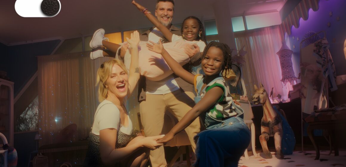 Com libras e audiodescrição, nova campanha de Oreo convida o público a viver momentos cotidianos de um jeito brincante 