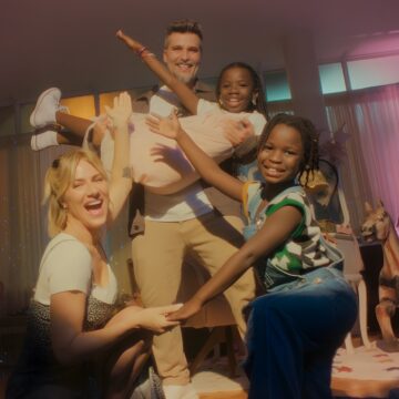 Com libras e audiodescrição, nova campanha de Oreo convida o público a viver momentos cotidianos de um jeito brincante 