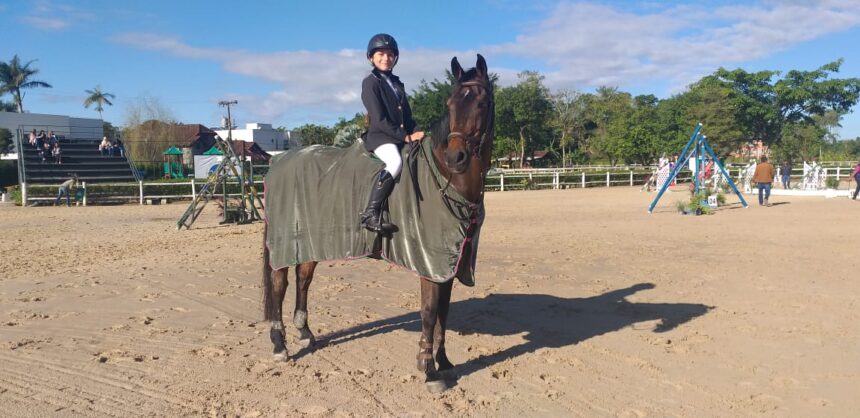 Atleta de Camboriú ganha etapa de Hipismo em competição estadual
