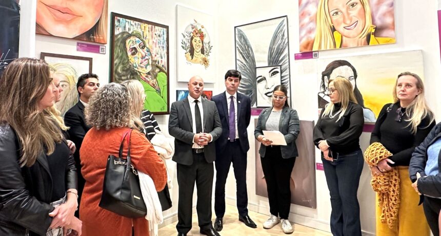 Itajaí recebe exposição sobre feminicídio e a violência contra as mulheres