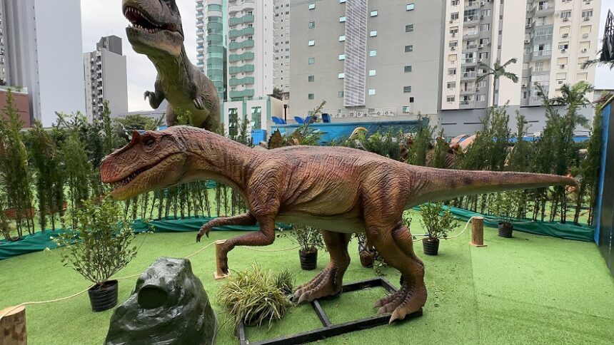 Aventura Jurássica apresenta ‘spoiler’ da atração com mais de 40 dinossauros a partir de sábado (08)