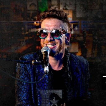 Teatro Ademir Rosa recebe ELTON JOHN DIAMONDS TRIBUTE, em Florianópolis