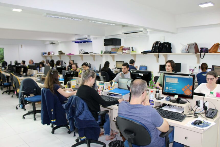 Empresários de São Paulo chegam a Blumenau para conhecer polo tecnológico