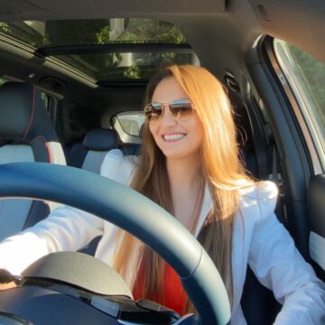 Influencer catarinense promove a revolução dos carros elétricos no país