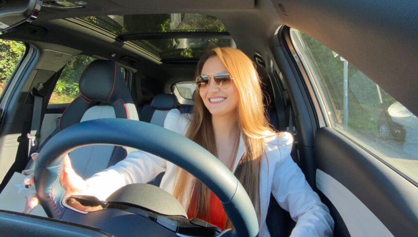 Influencer catarinense promove a revolução dos carros elétricos no país