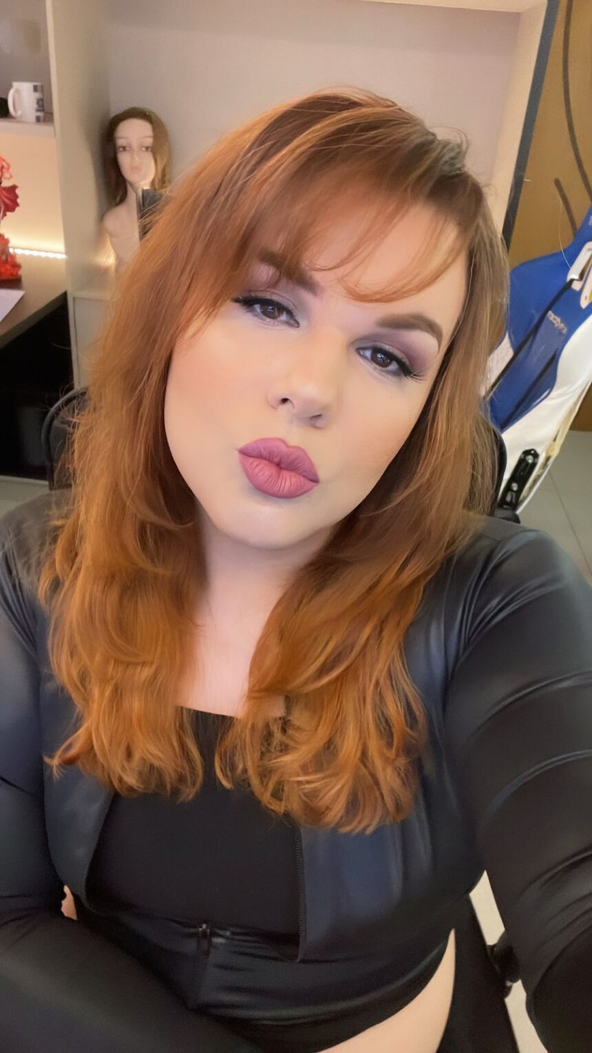 Influenciadora trans Wanessa Wolf está em Blumenau para cirurgias
