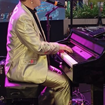 Tributo Elton John Diamonds comemora 3O anos do Neumarkt Shopping, em Blumenau