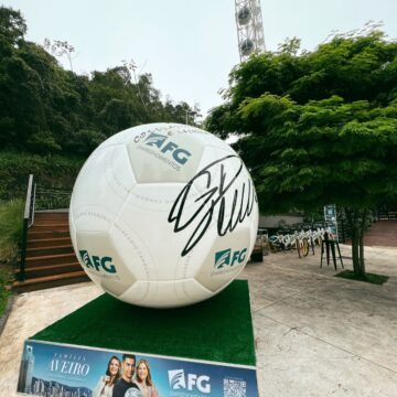 Bolas de Futebol Gigantes invadem o litoral catarinense Bolas de Futebol Gigantes invadem o litoral catarinense
