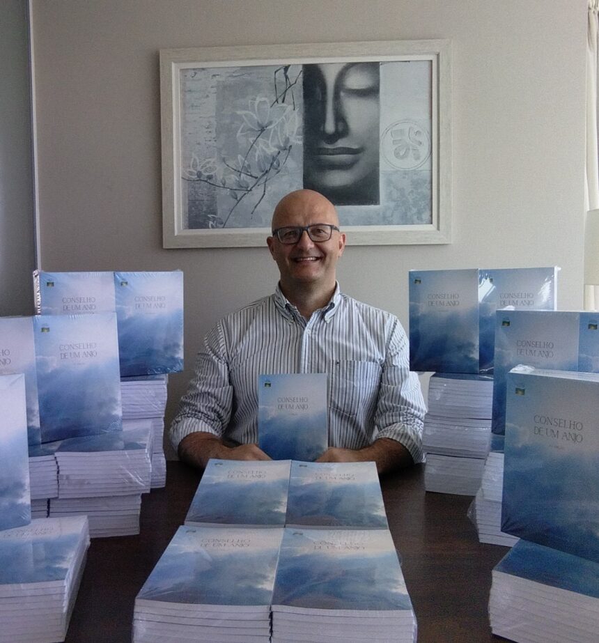 Escritor blumenauense lança livro de apoio espiritual para desafios cotidianos