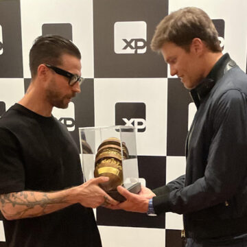 Artista plástico de Gaspar assina obra para homenagear Tom Brady Artista plástico de Gaspar assina obra para homenagear Tom Brady