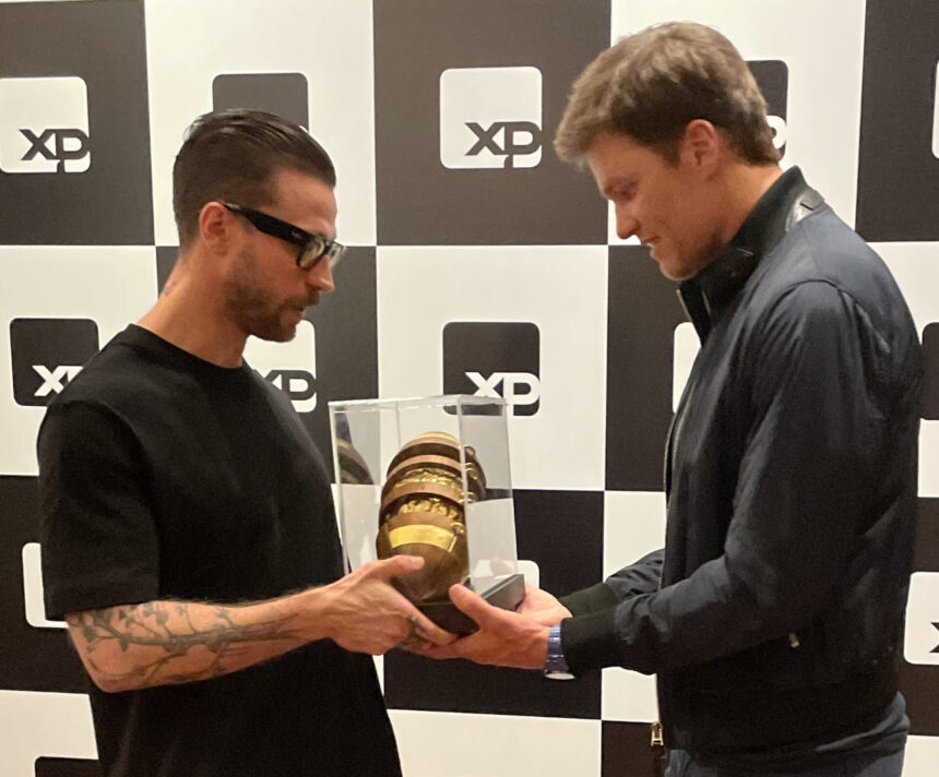Artista plástico de Gaspar assina obra para homenagear Tom Brady Artista plástico de Gaspar assina obra para homenagear Tom Brady