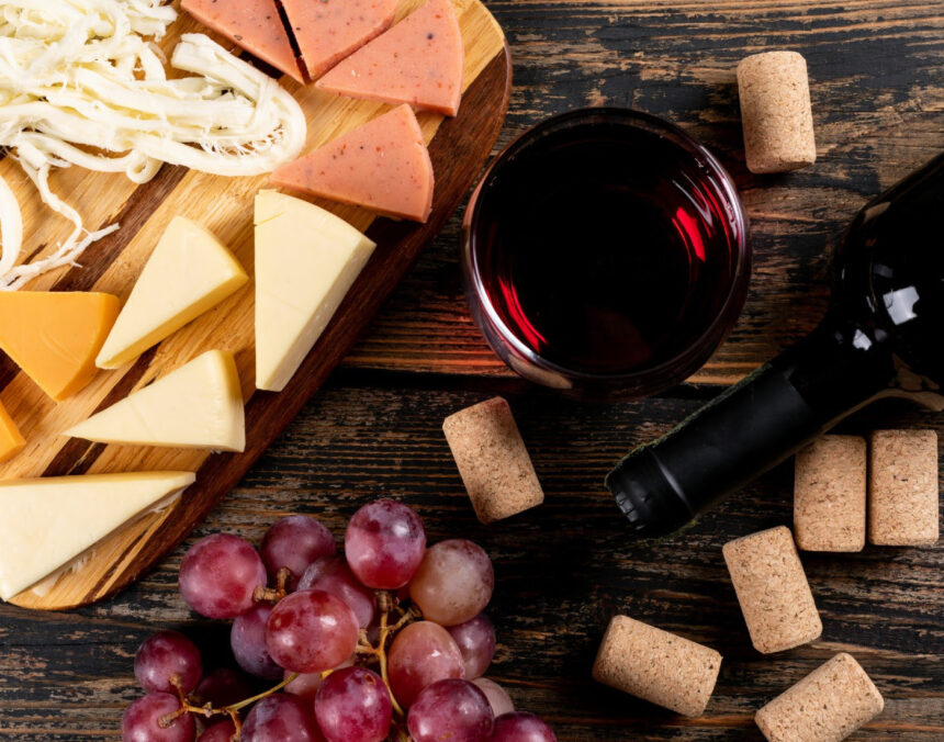 Combinação perfeita: workshop ensina como harmonizar diferentes vinhos e queijos