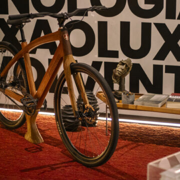 Bicicletas de madeira com alta tecnologia têm chamado a atenção na CASACOR/Santa Catarina