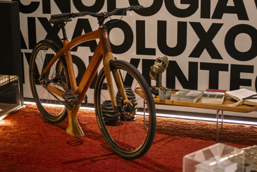 Bicicletas de madeira com alta tecnologia têm chamado a atenção na CASACOR/Santa Catarina