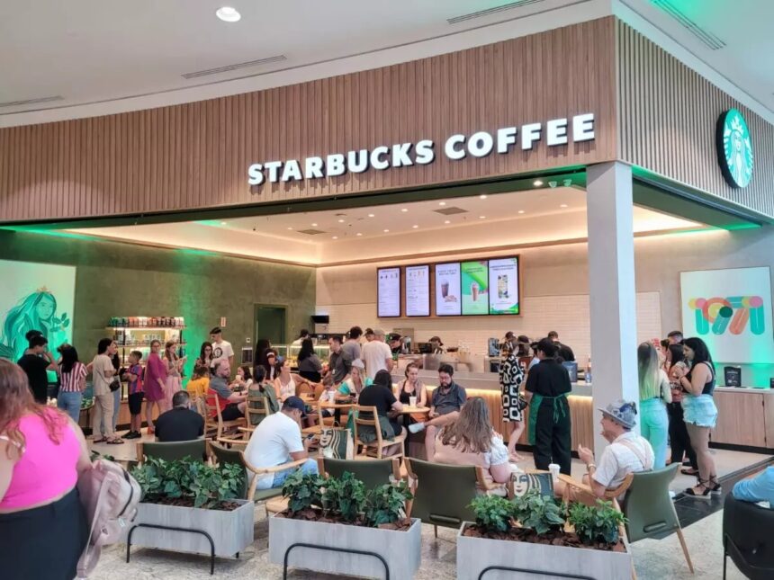 Unidades do Starbucks em Blumenau recebem certificação ambiental internacional