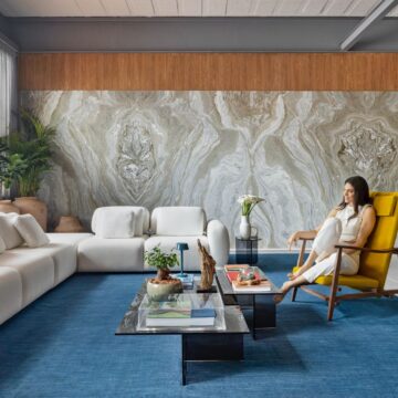 Uma sala de banho com arte modernista e toque minimalista