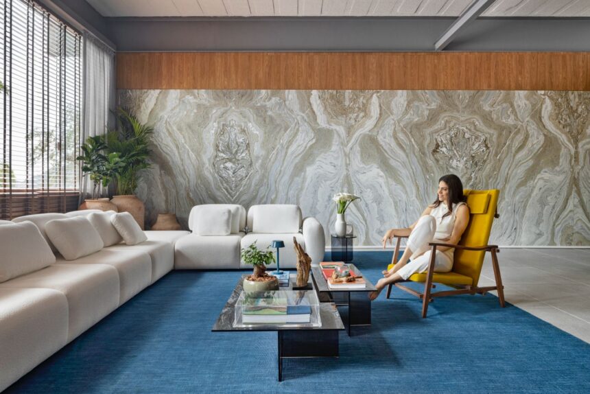 Uma sala de banho com arte modernista e toque minimalista