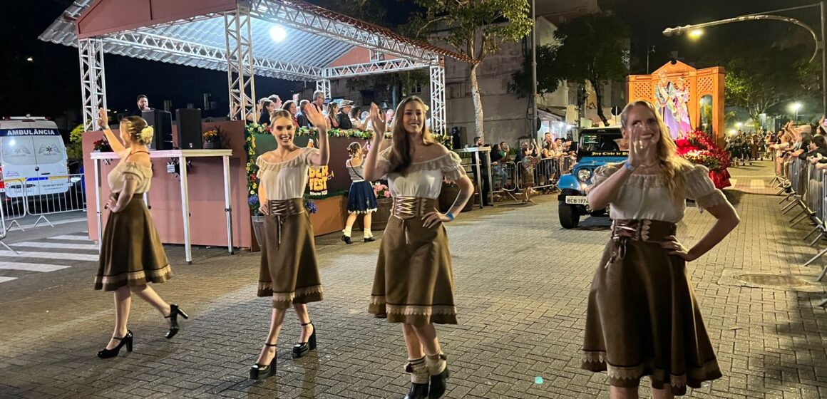 Penúltimo desfile da 38ª Oktoberfest contou com a presença das candidatas à realeza da próxima edição