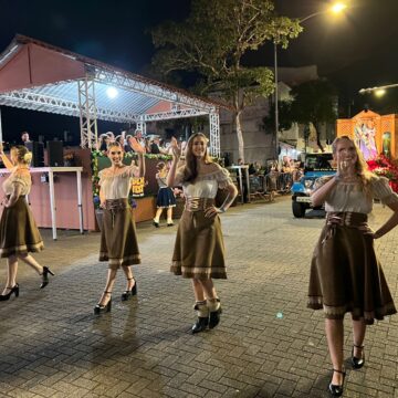 Penúltimo desfile da 38ª Oktoberfest contou com a presença das candidatas à realeza da próxima edição Penúltimo desfile da 38ª Oktoberfest contou com a presença das candidatas à realeza da próxima edição