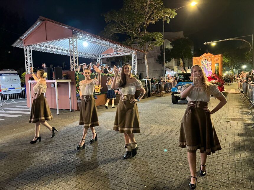 Penúltimo desfile da 38ª Oktoberfest contou com a presença das candidatas à realeza da próxima edição
