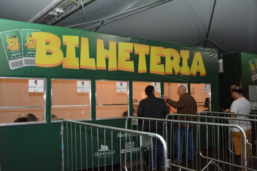 Oktoberfest é suspensa temporariamente por conta da previsão de chuvas