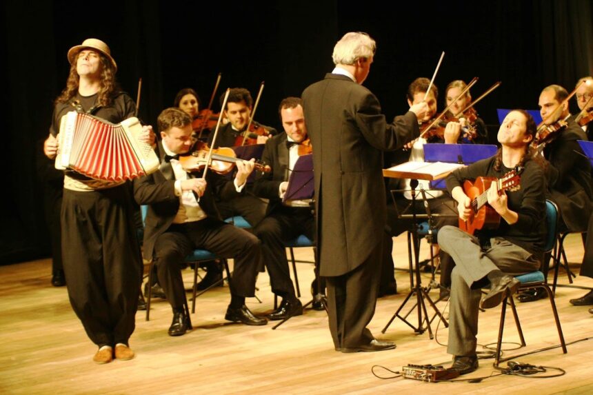 Músico Renato Borghetti se apresenta com a Orquestra de Câmara de Blumenau