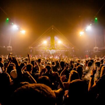 Warung Beach Club celebra 21 anos com programação especial de verão 