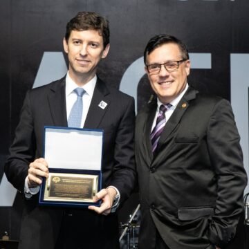 ABM homenageia presidente da Associação Catarinense de Medicina durante evento na capital ABM homenageia presidente da Associação Catarinense de Medicina durante evento na capital