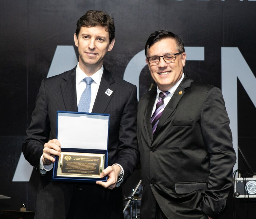 ABM homenageia presidente da Associação Catarinense de Medicina durante evento na capital