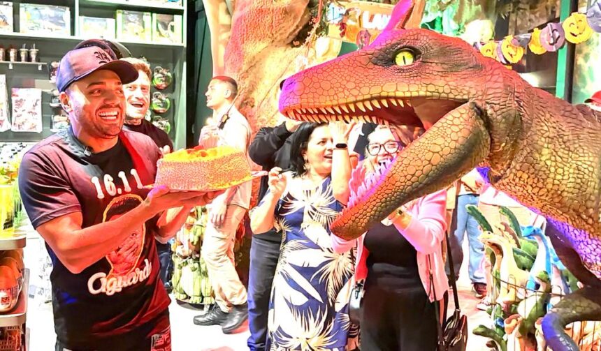 Comediante Tirullipa celebra aniversário no Parque Aventura Jurássica em Balneário Camboriú