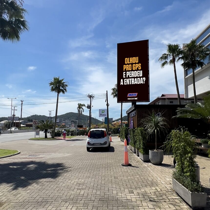 SNICKERS® Lança Campanha em Mídia D|OOH Inédita em Florianópolis