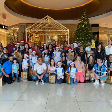 Coral do Instituto Sorrir surpreende público durante apresentação de Natal na Praia Brava