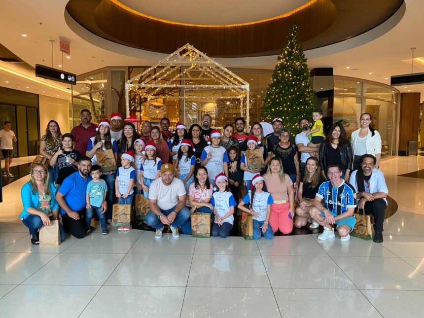 Coral do Instituto Sorrir surpreende público durante apresentação de Natal na Praia Brava