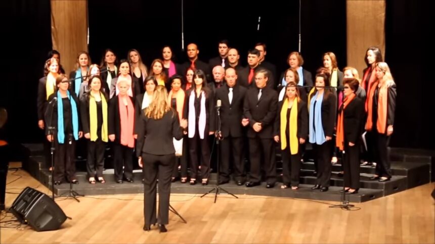 Tradicional coral de Itajaí, Vozes do Evangelho, se apresenta em noite mágica na Praia Brava