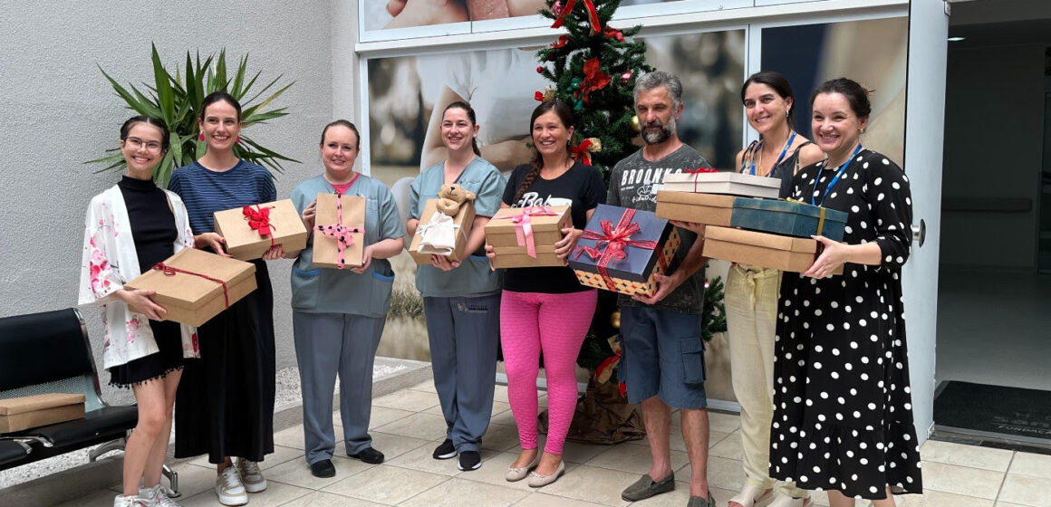 Universitários de Blumenau confeccionam trajes de Natal para bebês do Hospital Santo Antônio