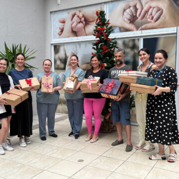 Universitários de Blumenau confeccionam trajes de Natal para bebês do Hospital Santo Antônio Universitários de Blumenau confeccionam trajes de Natal para bebês do Hospital Santo Antônio